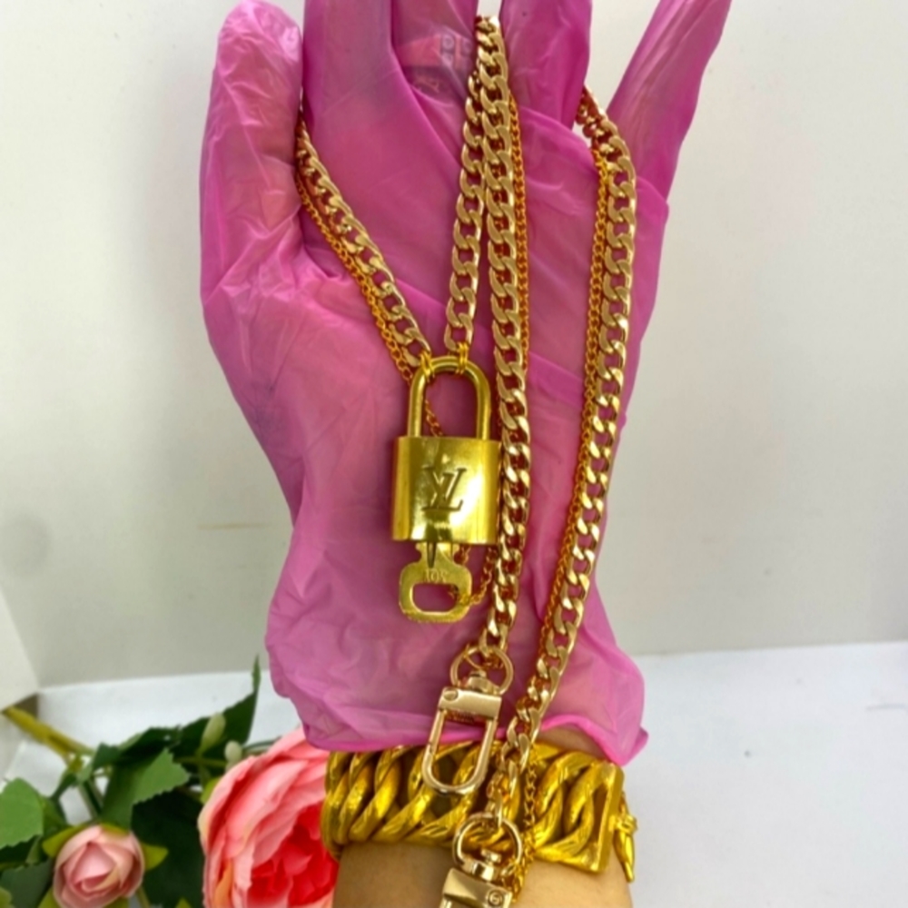 LOUIS VUITTON AUTHENTIC LOCK & KEY W/NECKLACE CHAI№ 309